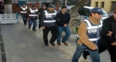 İzmir'de 5 yıl önce işlenen cinayete ilişkin 3 sanığın yargılanmasına devam edildi