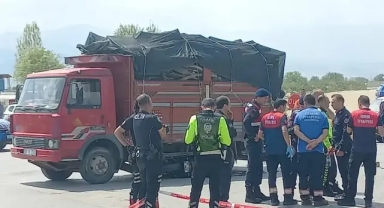 İzmir'de kamyonla çarpışan motosiklette 1 kişi öldü, bir kişi yaralandı
