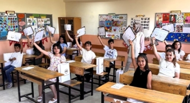 Karnesini alan 20 milyon öğrenci yaz tatilinde