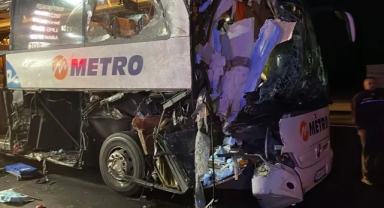 Sakarya'da Metro'ya ait yolcu otobüsü TIR'a çarptı: 12 kişi yaralandı