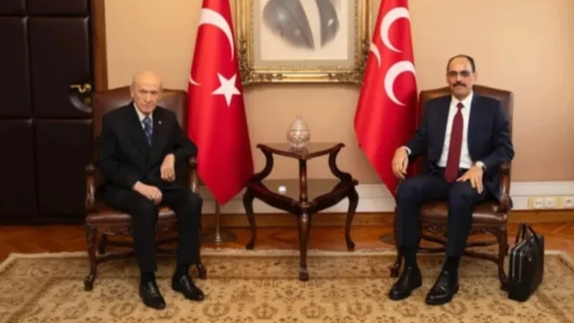 Bir an olsun yanından ayırmıyor: Siyah çantanın sırrı