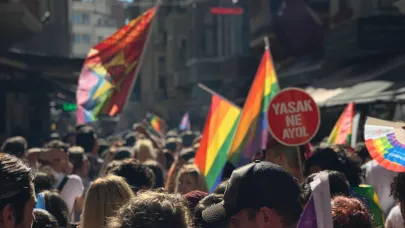 Onur Yürüyüşü'ne katılan 36 kişiye dava açıldı: Sırrı Süreyya Önder pankartı suç delili sayıldı