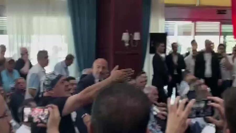 Fenerbahçe YDK Toplantısı’nda gerginlik yaşandı