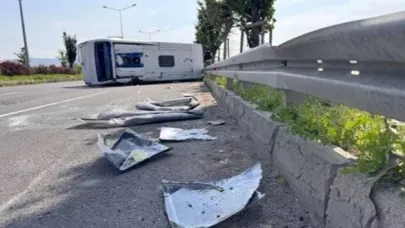 Erzurum'da askeri personel taşıyan servis devrildi: 12'si asker 13 kişi yaralandı