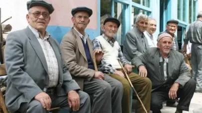 Emekliler Şokta! SGK Uzmanı İsa Karakaş Duyurdu: Emekli Maaşında Kritik Seyyanen Zam Detayı