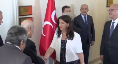 Bahçeli, DEM Parti İmralı Heyeti'ni kapıda karşıladı