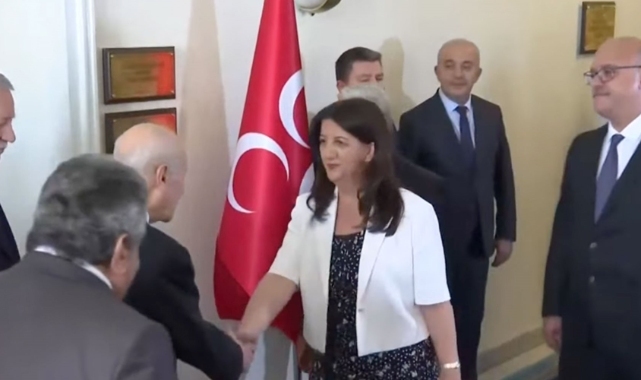 Bahçeli, DEM Parti İmralı Heyeti'ni kapıda karşıladı