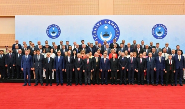 Bahçeli, Kamu-Sen yönetimiyle görüştü; hatıra fotoğrafı çekildi