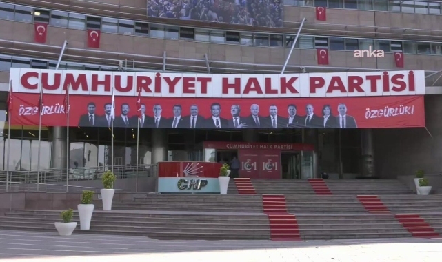CHP bu sabah Genel Merkez binasına bu afişi astı!