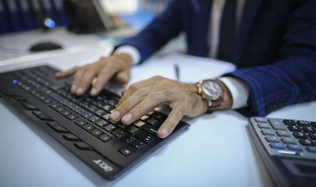 CHP'den 'yarı zamanlı çalışma' tepkisi: 'Memurları yarı maaşla geçinmeye mecbur bırakıyor'