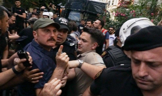 Eylemlerde gazeteci tehdit eden polise terfi