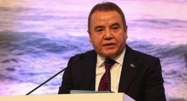 Muhittin Böcek: Sevgili Antalyalılar dört duvar arasında zor nefes alsam da kalbim sizlerle atıyor