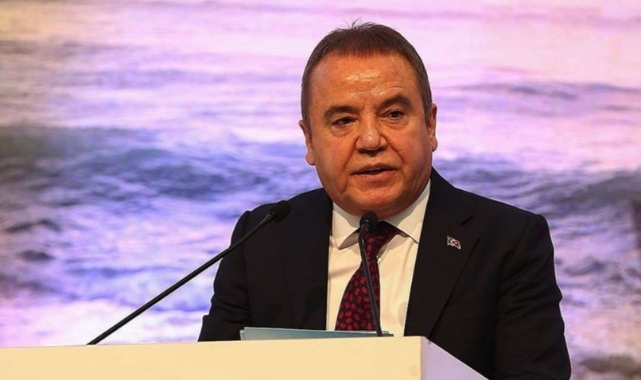 Muhittin Böcek: Sevgili Antalyalılar dört duvar arasında zor nefes alsam da kalbim sizlerle atıyor