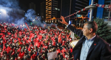Özgür Özel, 'Millet İradesine Sahip Çıkıyor' mitinginde Sancaktepe'de konuşuyor