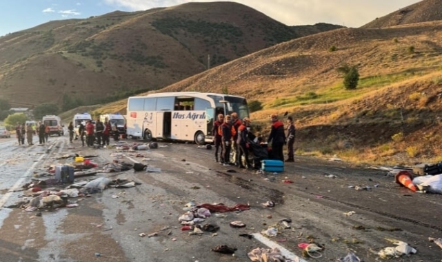 Sivas'ta yolcu otobüsü dağ yamacına çarptı