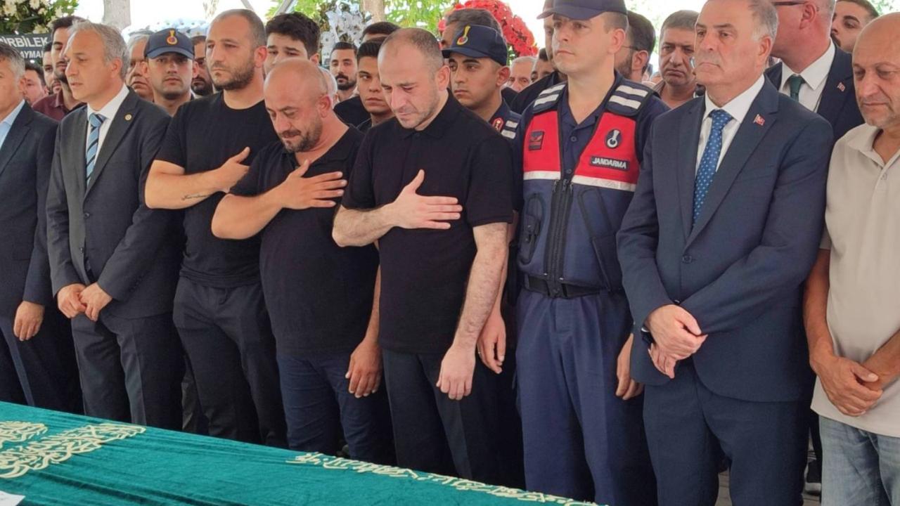 İBB soruşturmalarında tutuklanmıştı: Jandarma gözetiminde babasının cenazesine katıldı