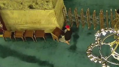 Ayasofya'da kitap yakarak halının tutuşmasına neden olan kişi tutuklandı