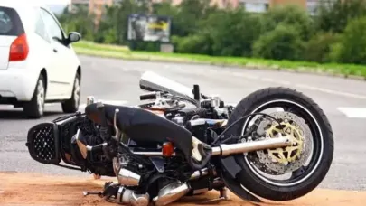 İzmir'de bariyerlere çarpan motosikletin ehliyetsiz sürücüsü öldü
