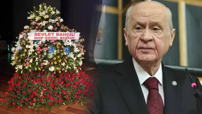 Bahçeli'den AK Parti'ye 'Kuruluş' Hediyesi: 1071 Kırmızı, 24 Mavi Gül Gönderdi