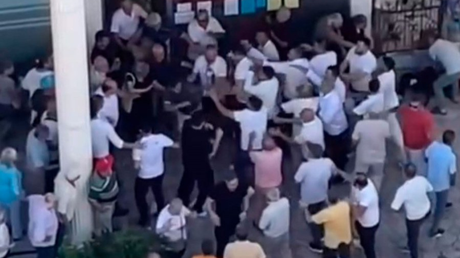 CHP'de gergin seçim: Tekme ve yumruklar havada uçuştu