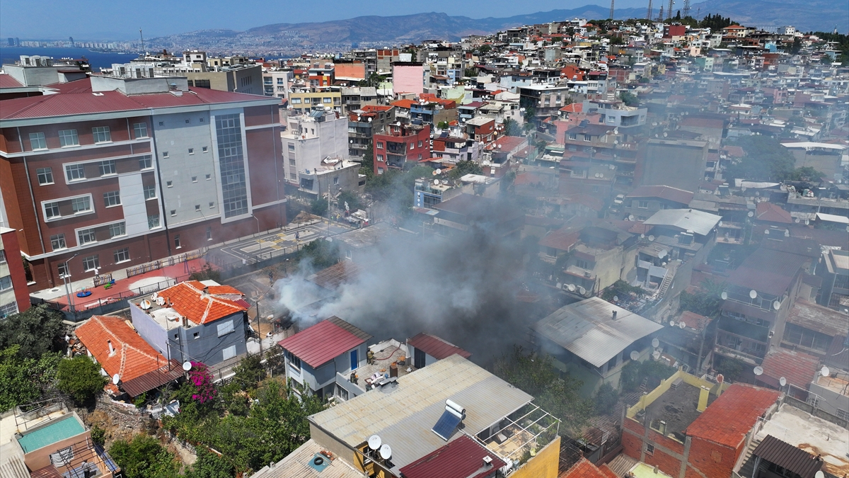 İzmir'de bir evde başlayıp çevredeki konutlara sıçrayan yangın kontrol altına alındı