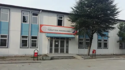 Düzce'deki lisede haremlik-selamlık uygulaması! Cinsiyetçi kurallar tepki çekti: Kız öğrencilerine ön koltuk yasak!