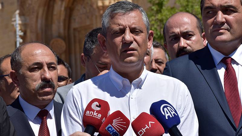 CHP Lideri Özgür Özel Buca Cezaevi'nde yatan başkanları ziyaret etti