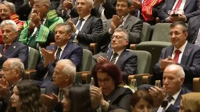 Gergin 'adli yıl' açılışı: Cevdet Yılmaz, salonda oturan Özgür Özel'i hedef aldı!
