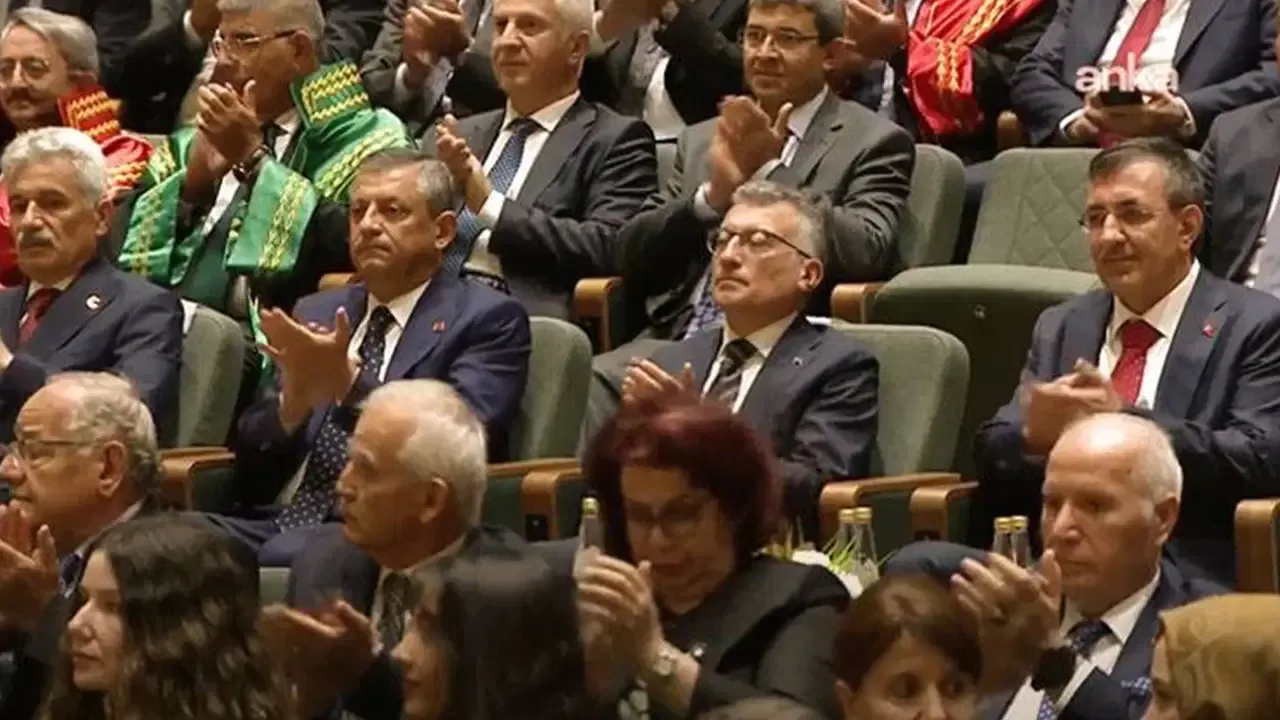 Gergin 'adli yıl' açılışı: Cevdet Yılmaz, salonda oturan Özgür Özel'i hedef aldı!
