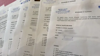 CHP İstanbul İl Kongresi delegeleri, olağanüstü kongrenin toplanması talebiyle noterde imza veriyor