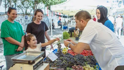 Kuşadası'nın en mutlu sokağına Başkan Ömer Günel'den ziyaret