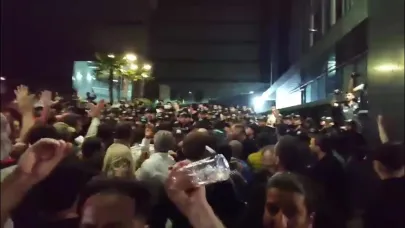 Vatandaşlar abluka altındaki CHP İstanbul İl Başkanlığı'na yürüyor: "Yüklen, yüklen barikata yüklen"