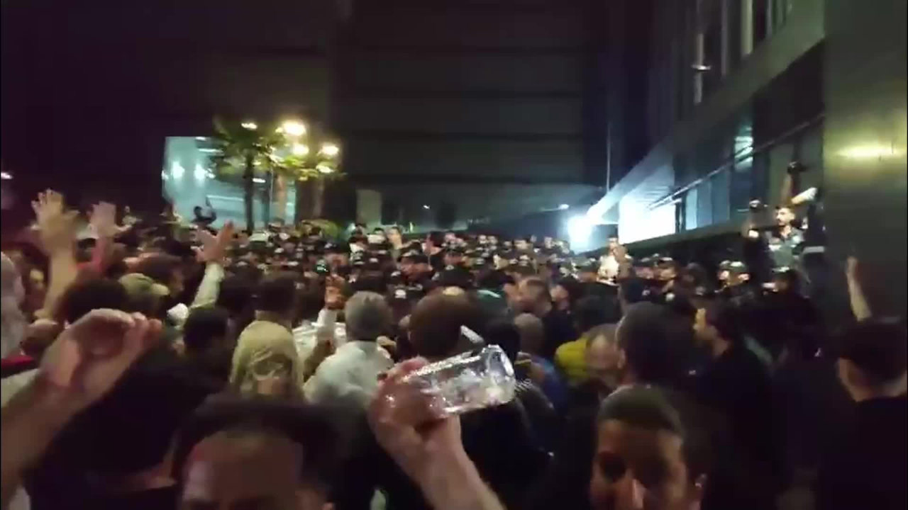Vatandaşlar abluka altındaki CHP İstanbul İl Başkanlığı'na yürüyor: "Yüklen, yüklen barikata yüklen"