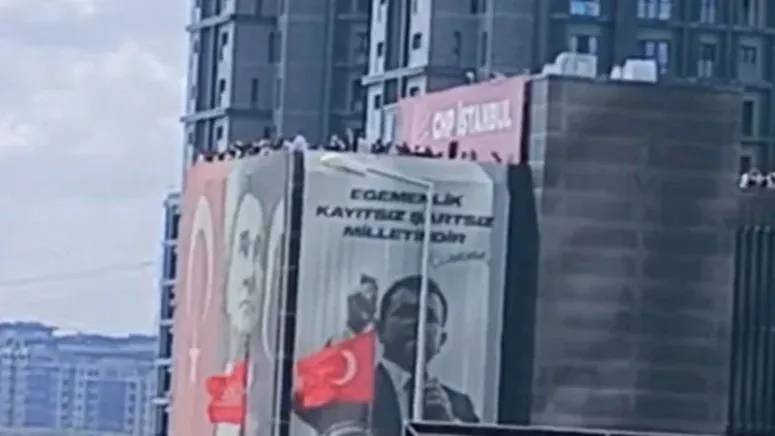 İl binası savaş alanına döndü: CHP'liler çatıya çıktı