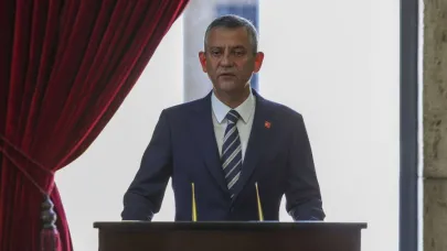 Özgür Özel Anıtkabir'i ziyaret etti: Çok partili yaşamı ne pahasına olursa olsun savunacağız