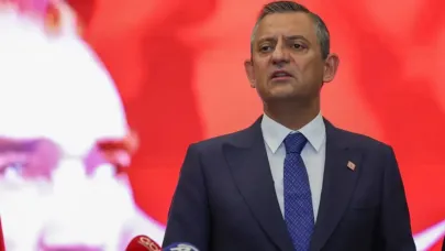 Özgür Özel'i hedef alan Yeni Akit'e CHP'den yanıt: 'Kendini gazeteci sanan tipler mi bizi tehdit ediyor?'