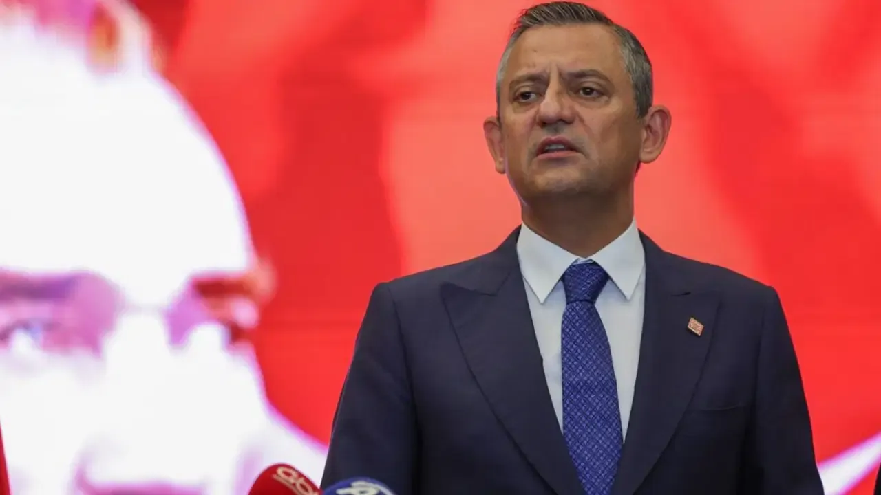 Özgür Özel'i hedef alan Yeni Akit'e CHP'den yanıt: 'Kendini gazeteci sanan tipler mi bizi tehdit ediyor?'