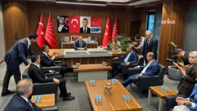 Abluka kaldırıldı: Özgür Özel ve Özgür Çelik, Çalışma Ofisi'nde