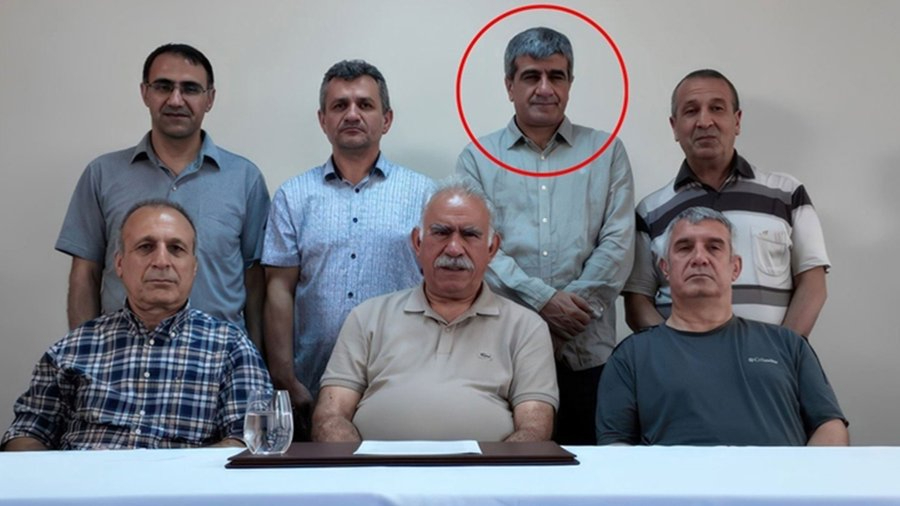 Teröristbaşı Öcalan ile aynı karedeydi: Zeki Bayhan İmralı'dan İzmir'e sevk edildi