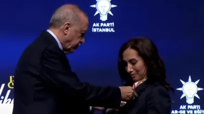 Rozetini Erdoğan taktı: Özlem Vural Gürzel, resmen AK Parti'ye geçti!