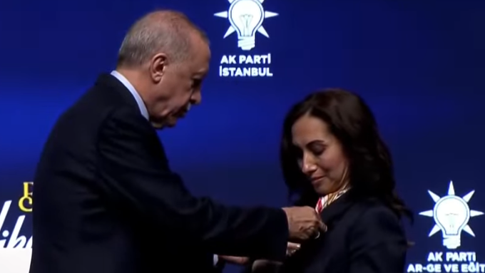 Rozetini Erdoğan taktı: Özlem Vural Gürzel, resmen AK Parti'ye geçti!