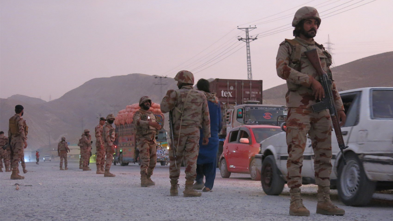Pakistan’da çatışma: 12 asker hayatını kaybetti