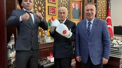 Bahçeli boks eldivenlerini taktı