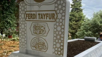 Devlet Bahçeli, Ferdi Tayfur'un kabrine özel bir mezar taşı yaptırdı