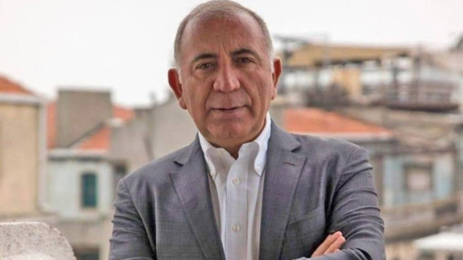 Kayyum Gürsel Tekin'den bir 'yoruma kapalı' paylaşım daha: 'Ben sadece sessizce oturuyordum...'