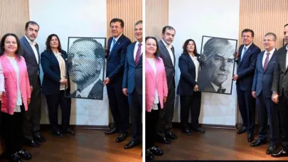 CHP'den AK Parti'ye geçen Özlem Çerçioğlu’na bir tarafı Atatürk, diğer tarafı Erdoğan olan tablo hediye edildi