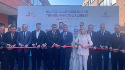 MHP bürosunda poz veren Vali, okul açılışına gitmedi