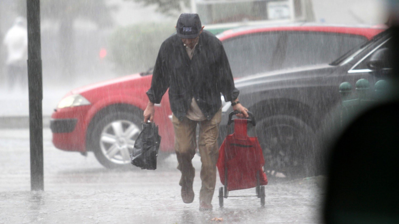 Meteoroloji'den İstanbul dahil 13 kente sarı kodlu uyarı: Kuvvetli rüzgar ve sağanak geliyor! İşte İzmir'de son durum...