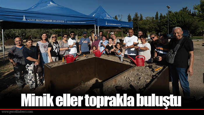 Minik eller toprakla buluştu
