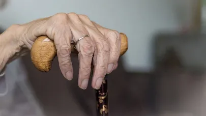 Yaşlı yoksulluğu derinleşiyor: Kadınlar daha uzun ancak daha "sağlıksız" yaşıyor!